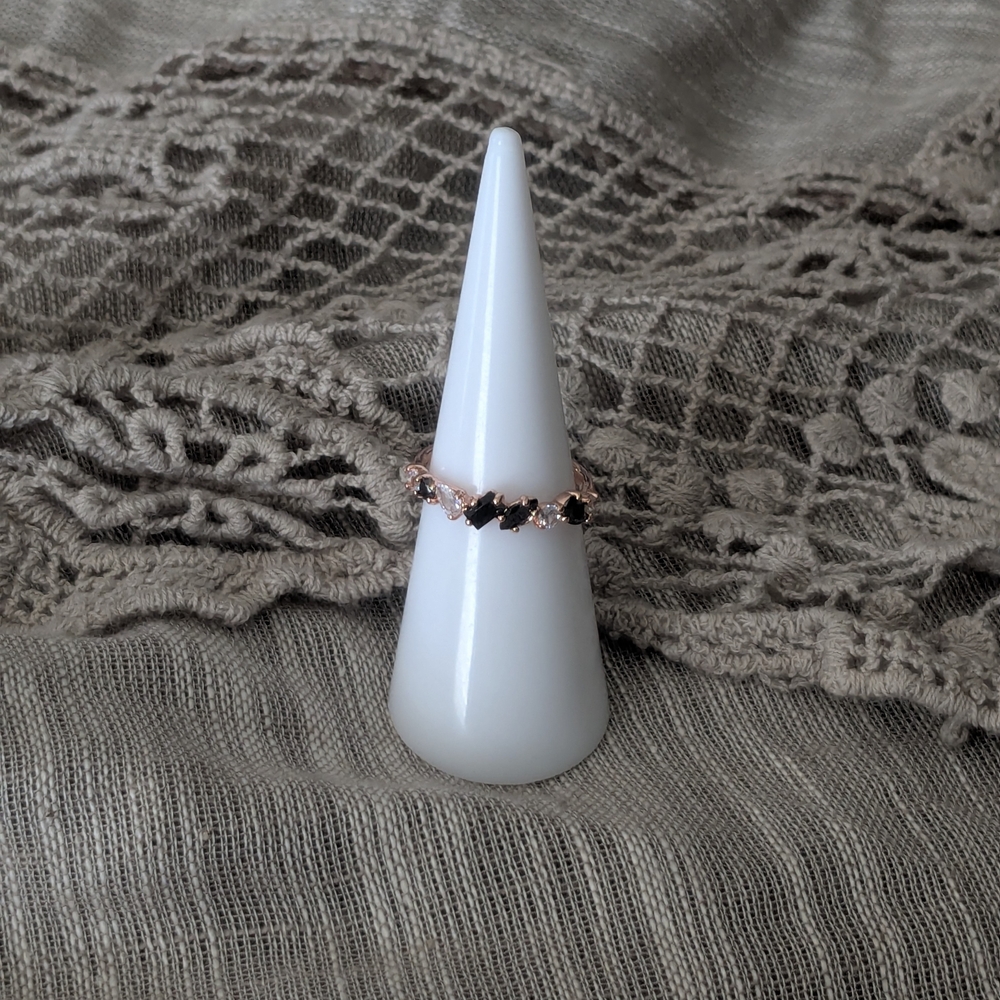 Elegant Rose Gold and Black Stone Ring